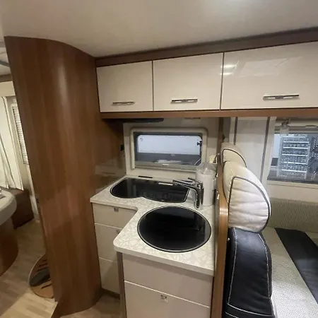 Kamp alanı I Moderne Bobil Med Havutsikt